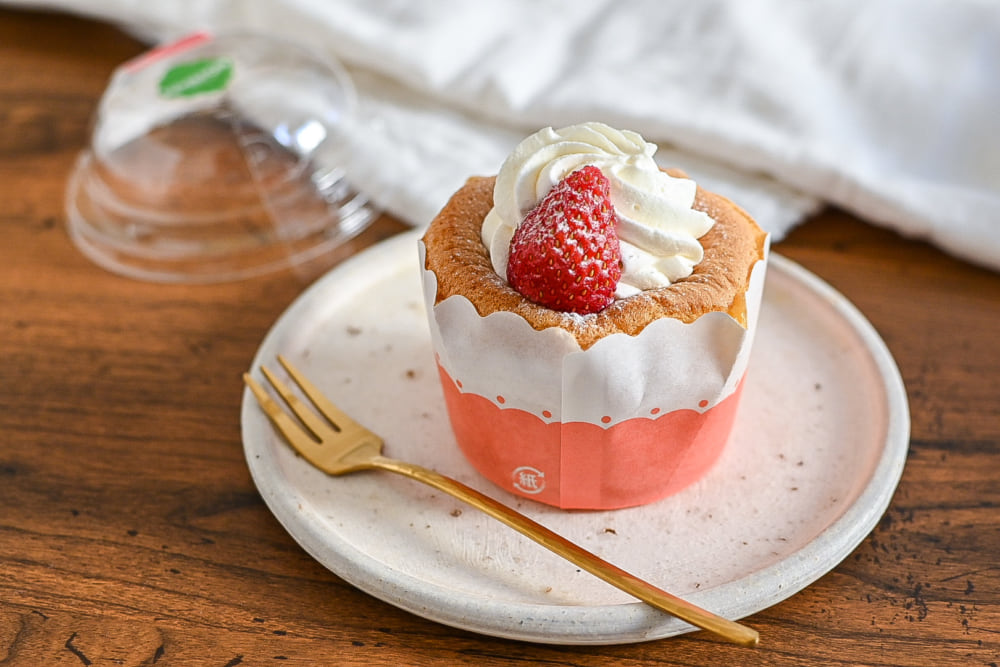 お皿にのったローソンのフワフォン -ふわふわシフォンケーキ いちごのせ-