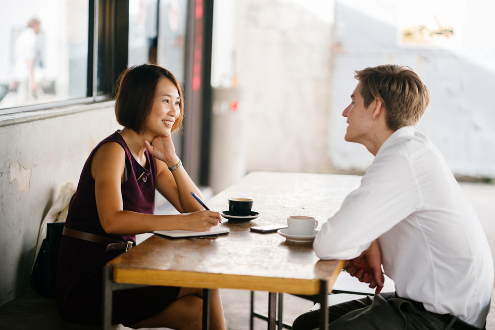カフェで会話している男女