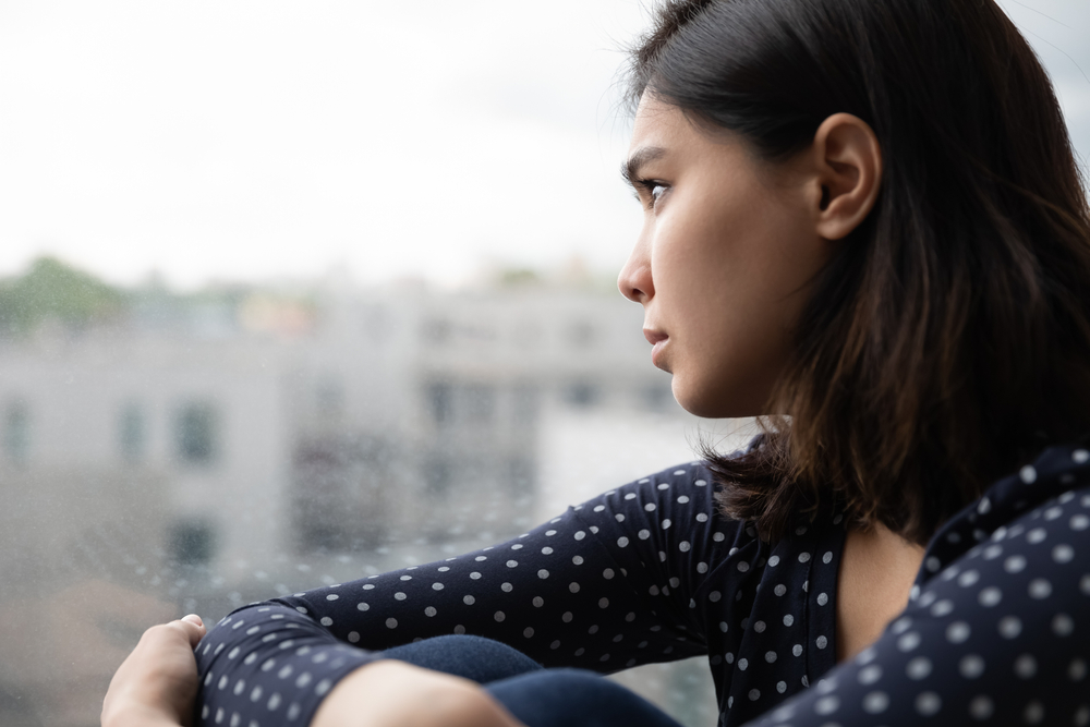 何か考ええている感じの女性