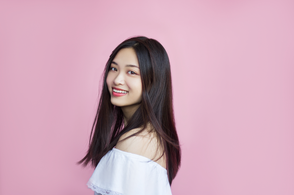 笑顔で振り向く可愛らしい女性