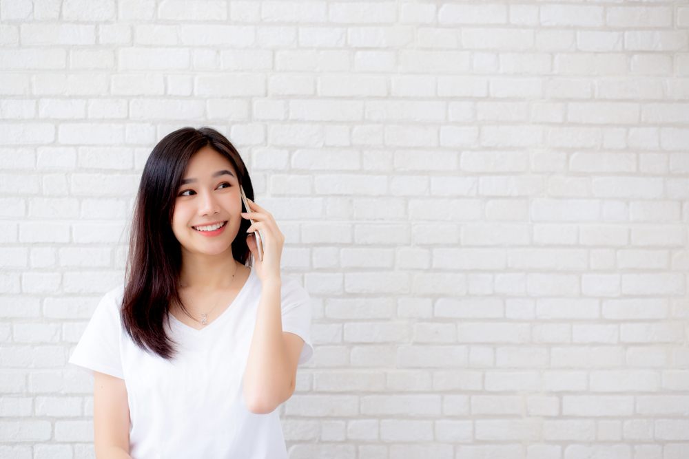 楽しそうに電話をする女性
