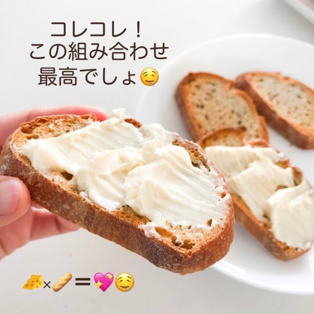 業務スーパーの冷凍フランスパンにクリーミーチーズを塗った写真