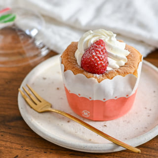 お皿にのったローソンのフワフォン　-ふわふわシフォンケーキ　いちごのせ-