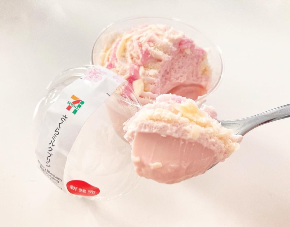 さくらミルクプリンをスプーンですくっているところ