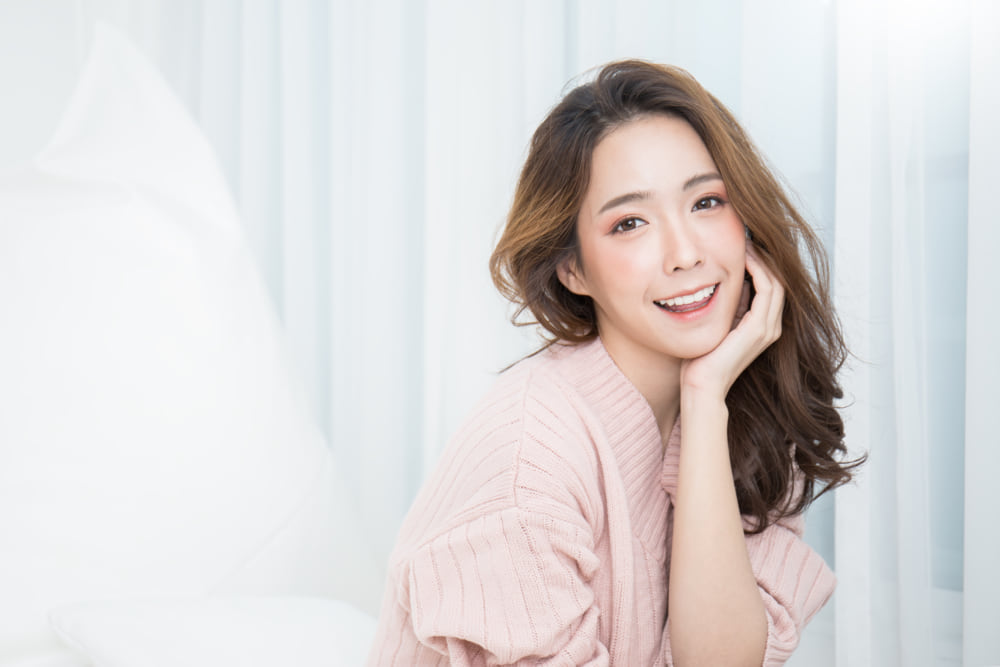 微笑む女性の様子