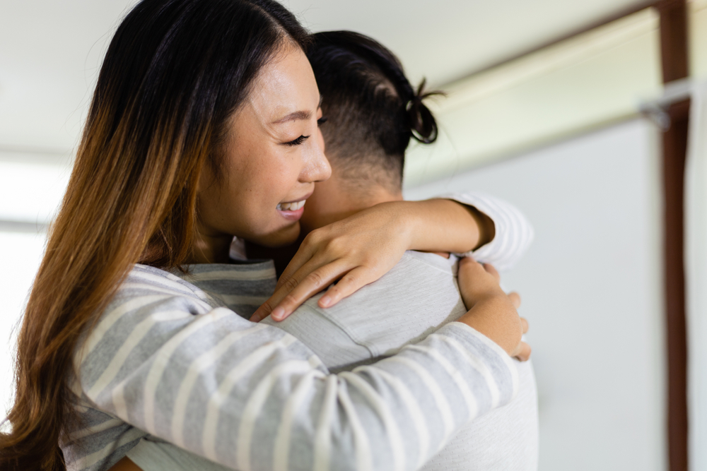 抱き合っているカップル