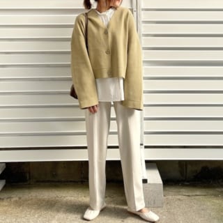 ユニクロのストレッチダブルフェイスストレートパンツを履いている女性の写真