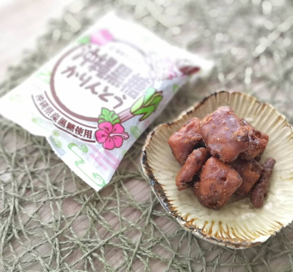 沖縄黒糖かりんとうをお皿に盛りつけたところ