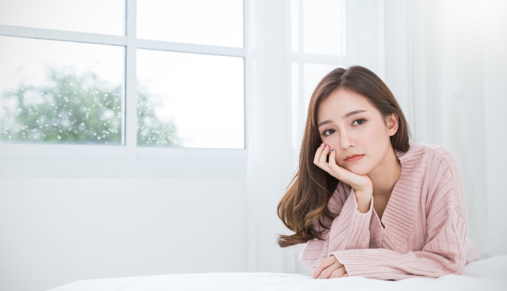 こちらを見つめる女性の様子