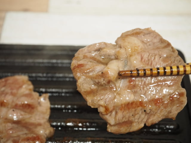 コストコラム肉を鉄板で焼いている写真