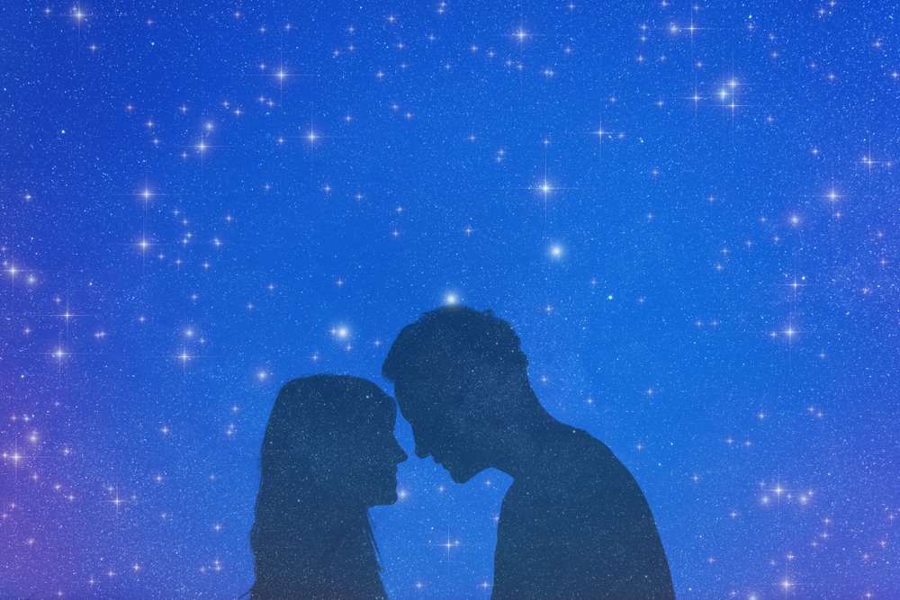 星空と男女のシルエット
