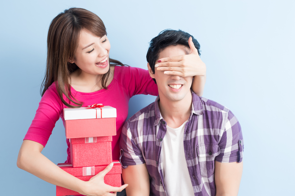 プレゼントを持つ女性