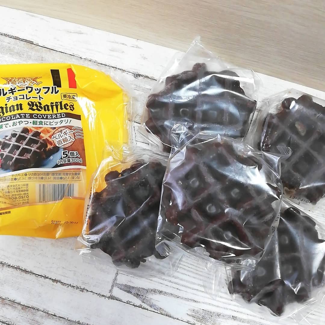 業務スーパーのベルギーワッフルチョコレートの個包装されたワッフルの写真