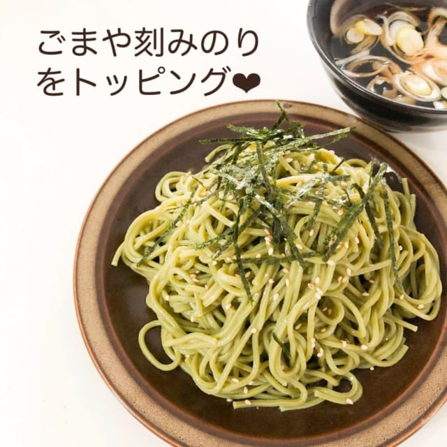 業務スーパーの茶そばを茹でてお皿に盛ってトッピングをした写真