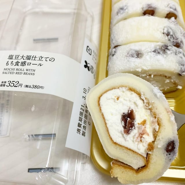 ローソンの塩豆大福仕立てのもち食感ロールの写真