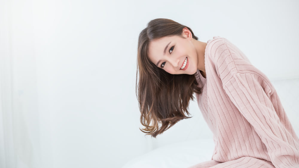 微笑む女性の様子