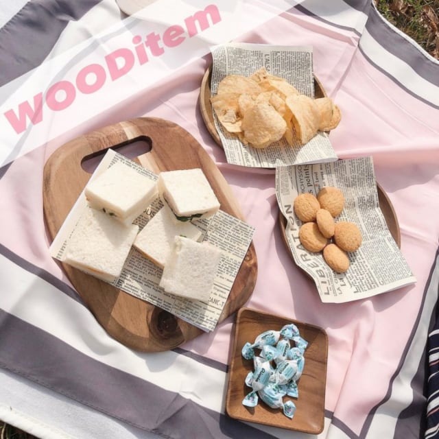 スリーコインズの木製食器に食べ物を載せている写真