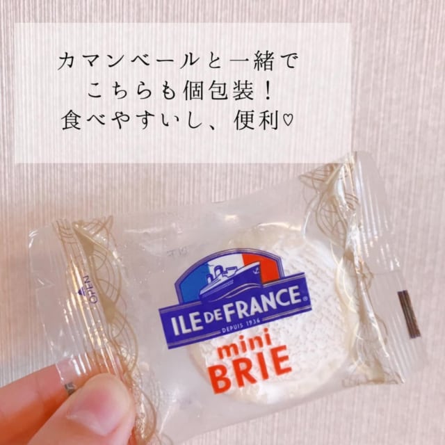 コストコのミニブリーの個包装一個を手に持っている写真