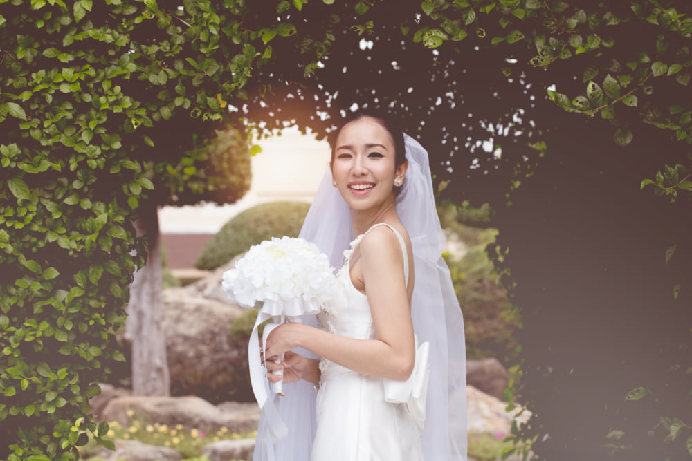 ウェディングドレスを着た女性が振り返る様子