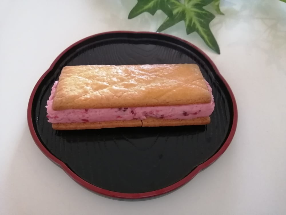 《ローソン》華いろいちごバタービスキュイサンド 横から