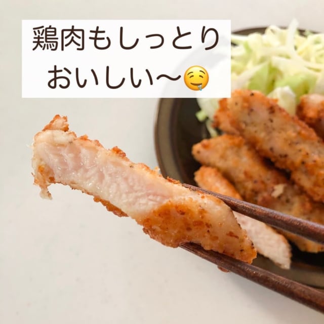 業務スーパーのスパイシーチキンスティックを箸で持っているの写真