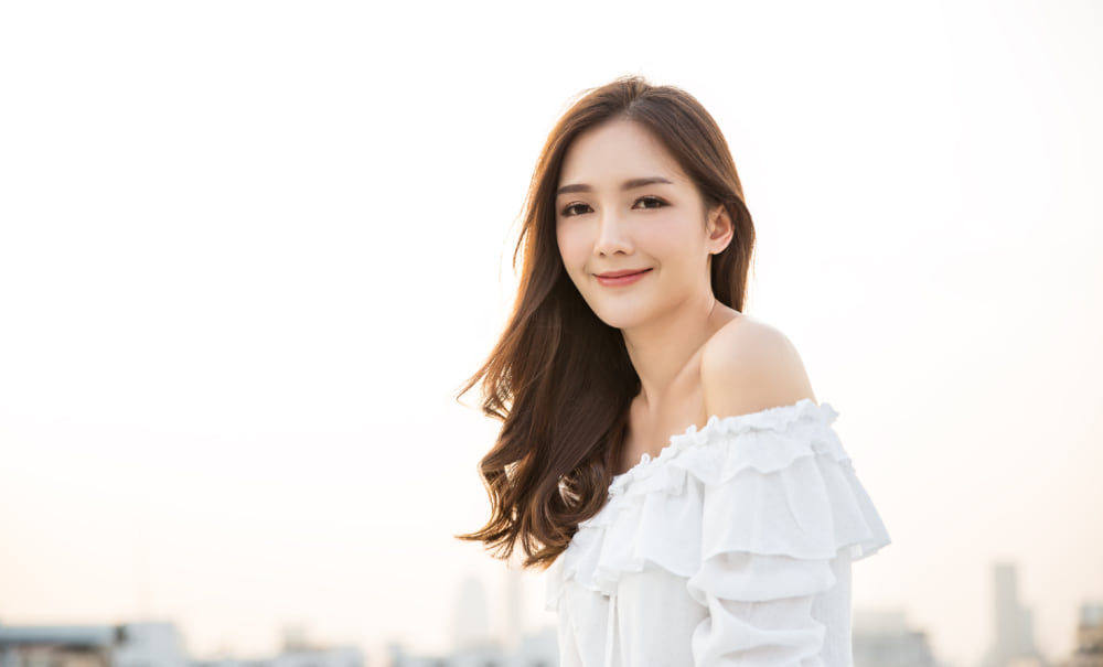 微笑む女性の様子