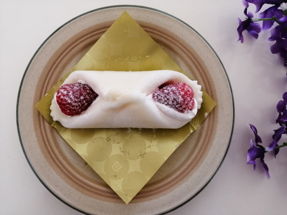 《ローソン》クルリン・くるりんケーキいちごミルク上から