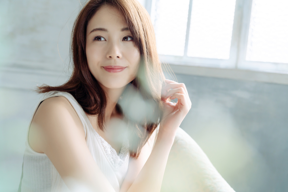 微笑む女性の様子