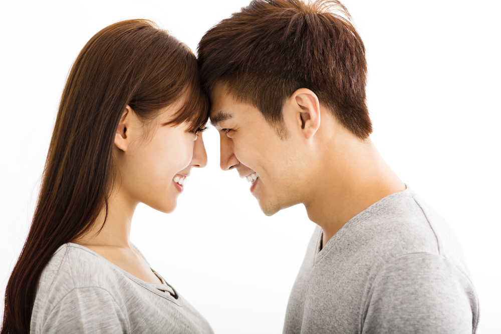 向き合う男女の様子