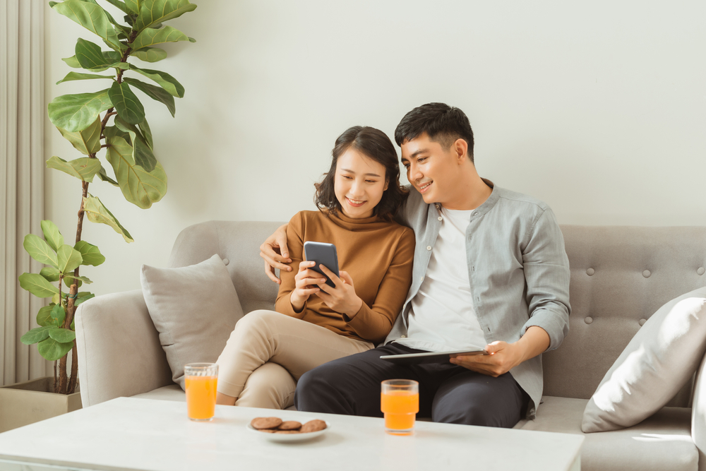 「ずっとぎゅっとしていたい…♡」男性がホッとする“癒し系女性”って?