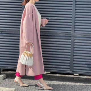 ショッキングピンクのパンツに似合う色のピンクコートを組み合わせたレディースコーディネート
