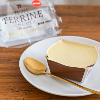 お皿にのったセブンイレブンのバニラ香るチーズテリーヌ
