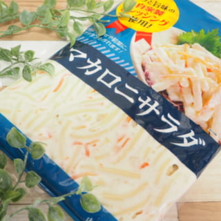 業務スーパーマカロニサラダのパッケージと観葉植物