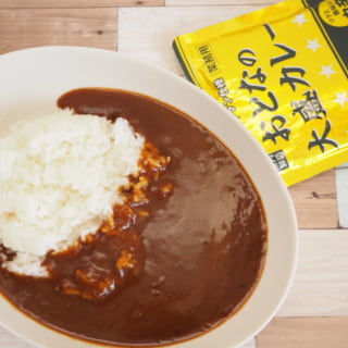 業務スーパーカレーパッケージとカレーライス