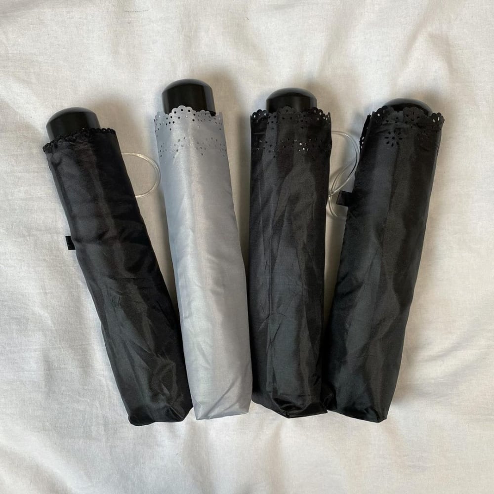 スリーコインズの晴雨兼用折り畳み傘を4つ並べている写真