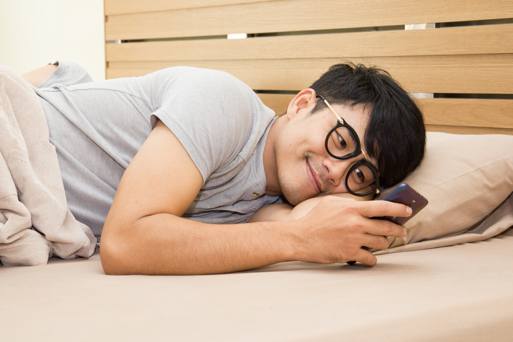スマートフォンを操作する男性