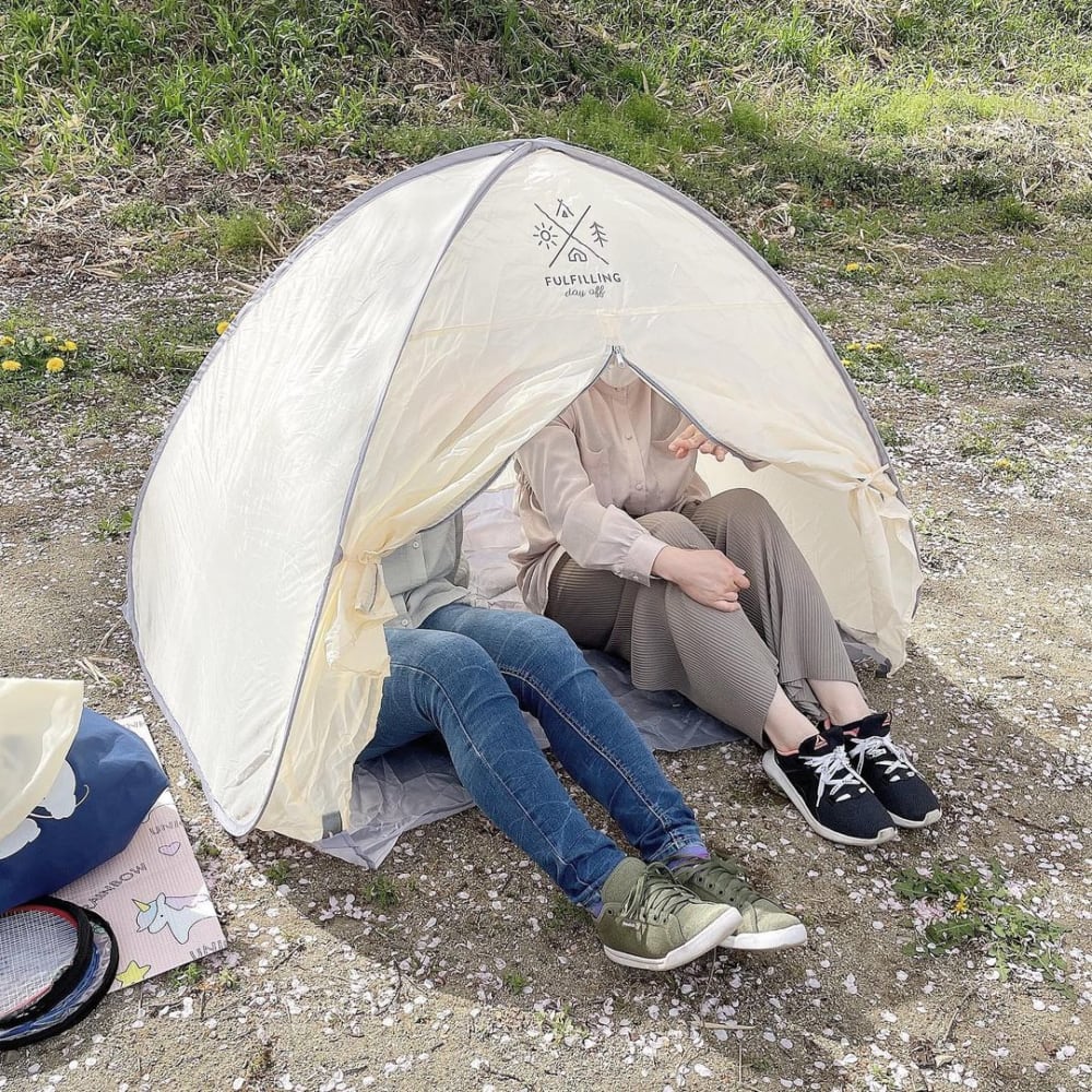スリーコインズのテントに女性が2人座っている写真