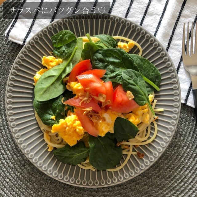 コストコの和風玉ねぎドレッシングで作ったサラダスパの写真