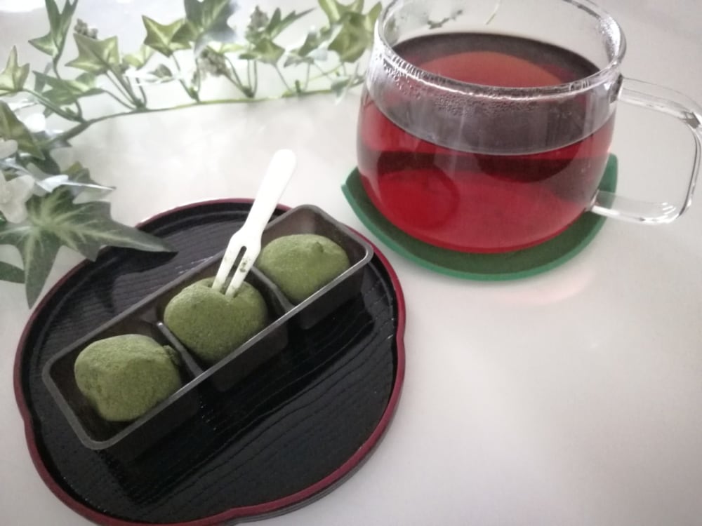 《セブンイレブン》宇治抹茶ちょこ餅お茶と一緒に