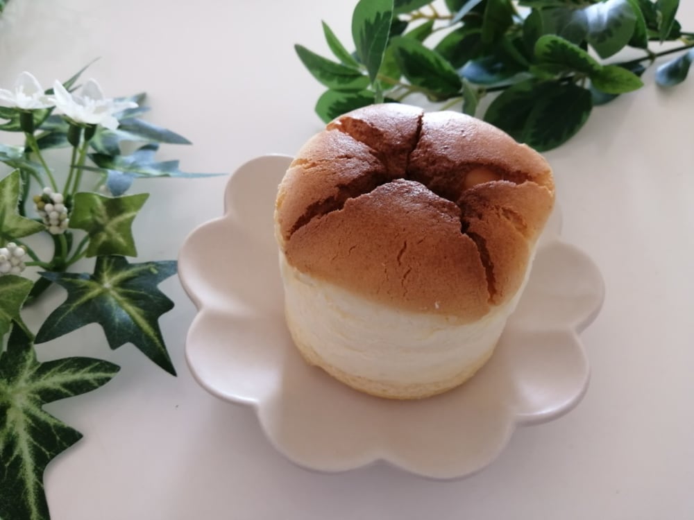 《ローソン》スフレチーズケーキななめアングル