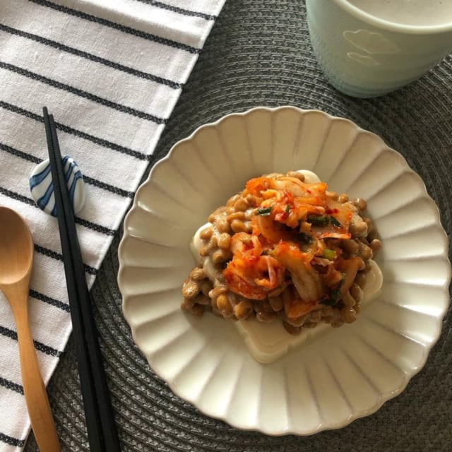コストコの宗家キムチをお豆腐にトッピングしている写真