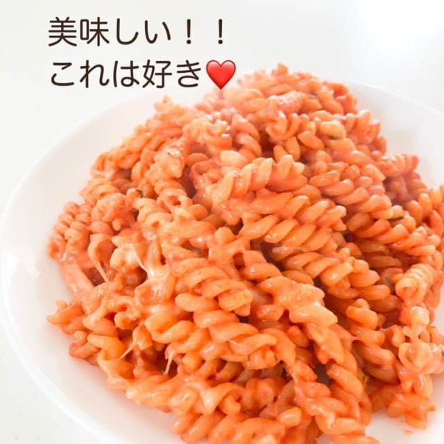 業務スーパーのトマト&チーズパスタを調理してお皿に盛った写真