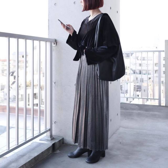 黒×グレースカートの綺麗めコーデ
