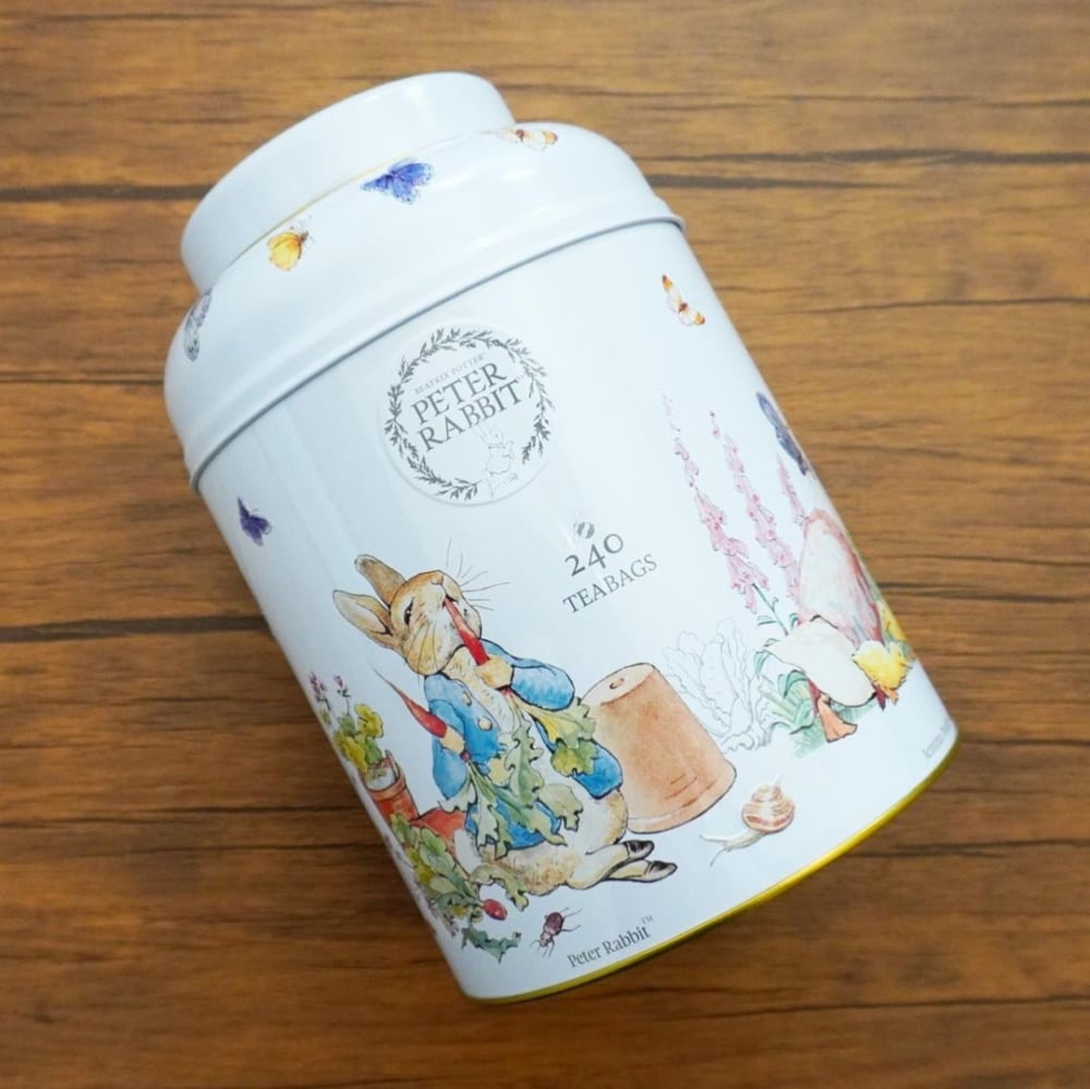 コストコのトラディショナルイングリッシュティーのピーターラビット柄の缶の写真