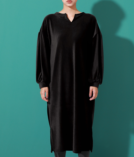 ベロア素材の黒ロングワンピースを着た女性