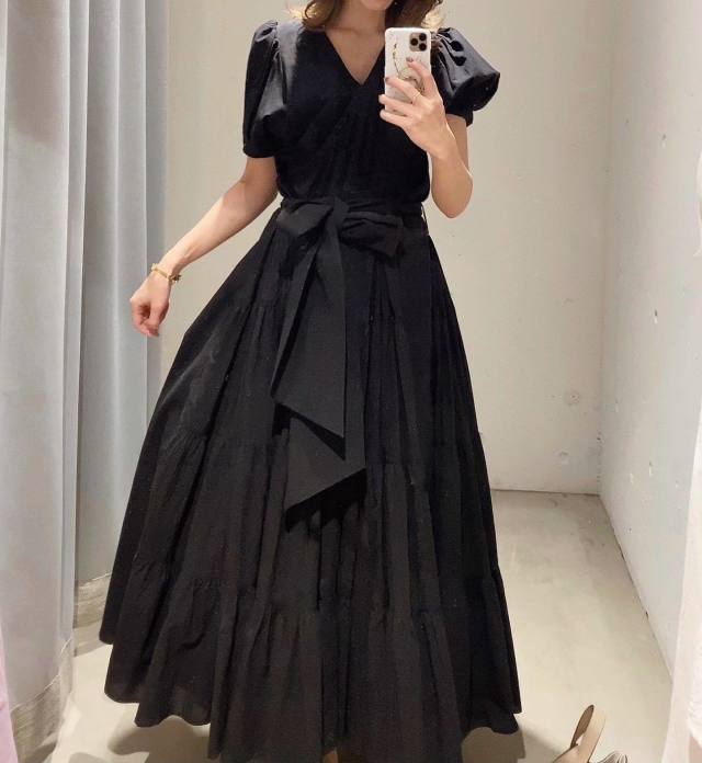 結婚式は黒ドレスもOK！上品な黒ワンピースの着こなし方を紹介！
