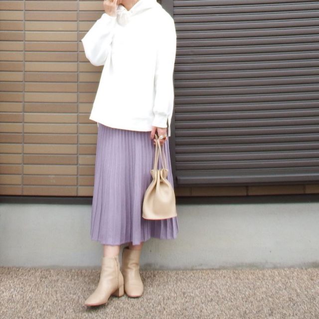 パープルのシフォンスカートを着た女性