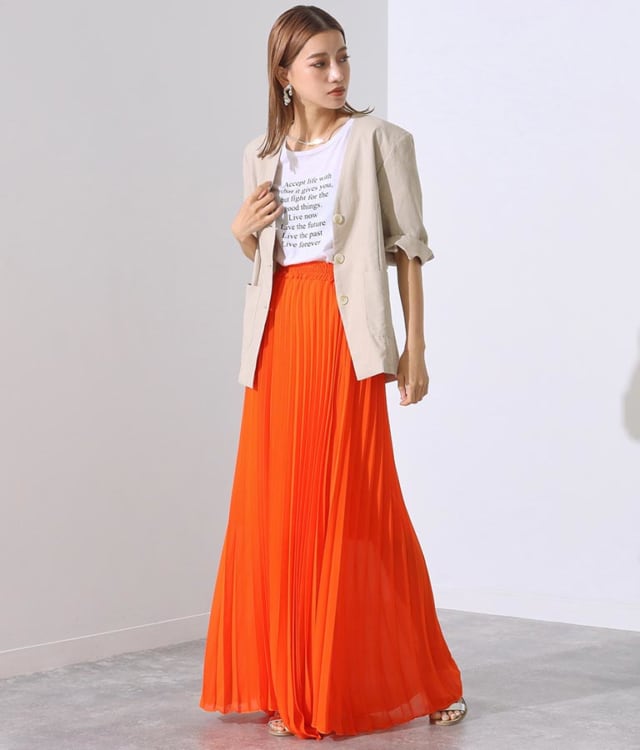 ビビットオレンジのロングスカートに似合うベージュのジャケットコーデ