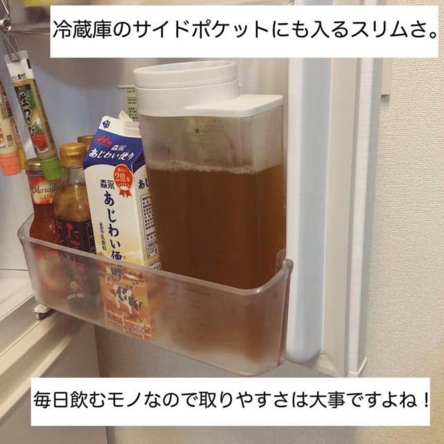 無印良品のアクリル冷水筒2Lを冷蔵庫に入れている写真