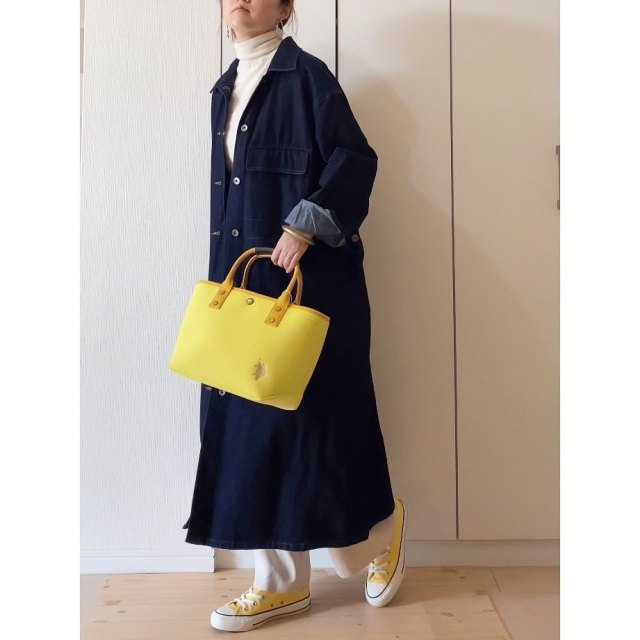 黄色バッグに黄色コンバースの女性